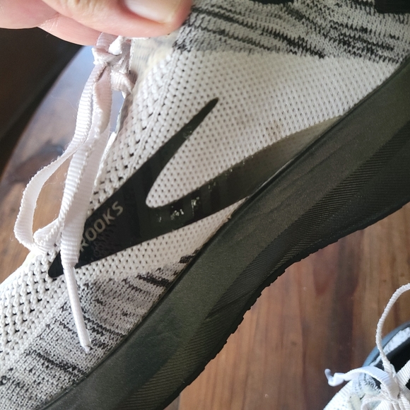 BROOKS TENNIS SHOES SIZE 9 - Picture 4 of 10